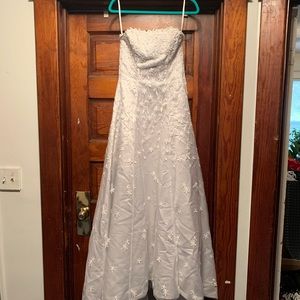 Beautiful Strapless Wedding Dress